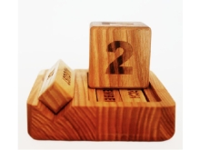 Koka galda kalendārs ar pamatni 110 x 86 x 63mm , mazais , Solid Wood Gifts