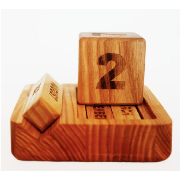 Koka galda kalendārs ar pamatni 110 x 86 x 63mm , mazais , Solid Wood Gifts